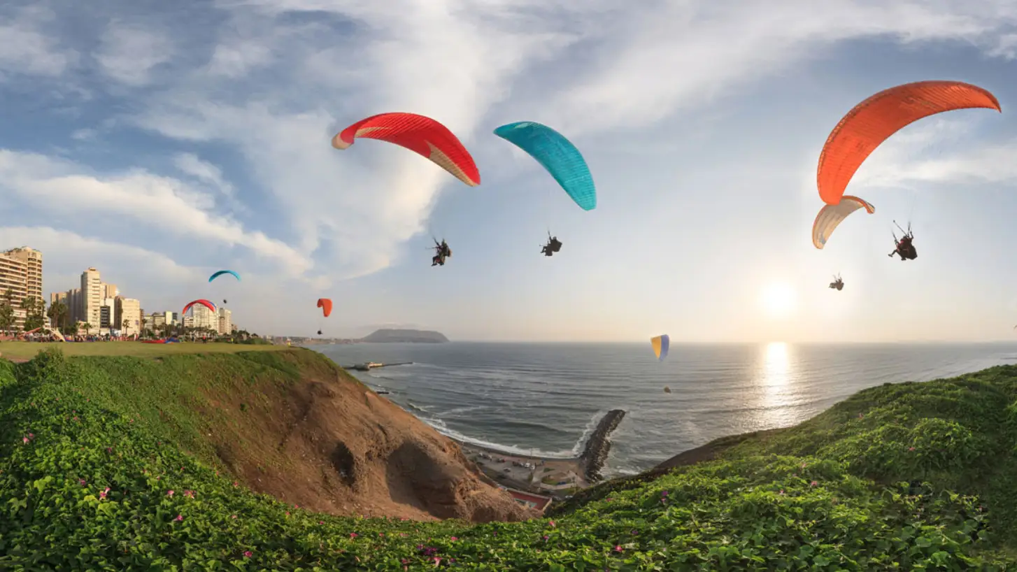Book your paragliding tour in Miraflores and live an unforgettable experience