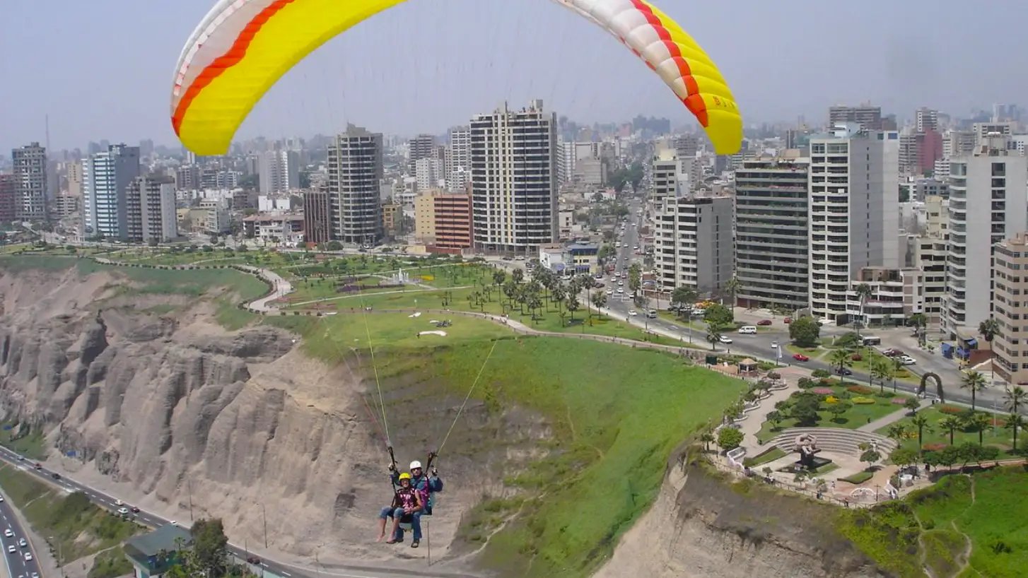 Tandem paragliding flight in Miraflores for couples and friends